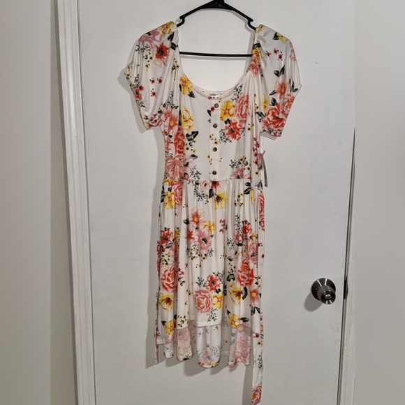 Dresses & Skirts - Floral mid length dress!